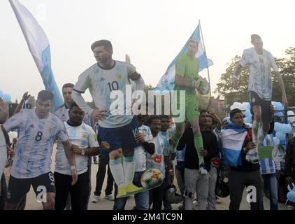 Kolkata, India. 22nd Dec, 2022. Il tifo argentino ha tagliato fuori il calciatore argentino durante una processione di vittoria per celebrare la vittoria argentina alla Coppa del mondo FIFA Qatar 2022. Il 22 dicembre 2022 a Kolkata, India. (Credit Image: © Saikat Paul/eyepix via ZUMA Press Wire) Credit: ZUMA Press, Inc./Alamy Live News Foto Stock