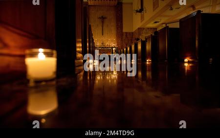 22 dicembre 2022, Los Angeles, California, USA: Votivi lungo le zampe Rorate Caeli Messa, A''Forgotten Avvento traditionÃ' che onora la Vergine Maria, presso la Chiesa Cattolica di nostra Signora della Grazia a Encino, California. Queste messe, solitamente celebrate pochi giorni prima di Natale, sono caratterizzate da essere illuminate solo da un lume di candela, celebrate al buio e accompagnate da canti gregoriani e musica sacra. (Credit Image: © Jill Connelly/ZUMA Press Wire) Foto Stock