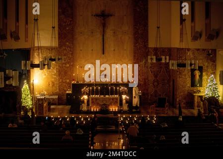 Los Angeles, California, Stati Uniti. 22nd Dec, 2022. La Messa di Rorate Caeli, al''Avvento dimenticato traditionÃ' che onora la Vergine Maria, presso la Chiesa cattolica di nostra Signora della Grazia a Encino, California. Queste messe, solitamente celebrate pochi giorni prima di Natale, sono caratterizzate da essere illuminate solo da un lume di candela, celebrate al buio e accompagnate da canti gregoriani e musica sacra. (Credit Image: © Jill Connelly/ZUMA Press Wire) Foto Stock