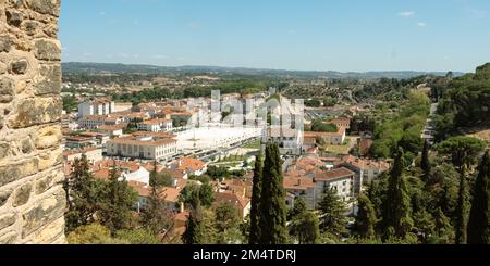 Tomar, Portogallo, 17 agosto 2022. Piazza vuota Largo da Varzea Grande con al centro colonna visibile. Vista dal convento de Cristo. Foto Stock