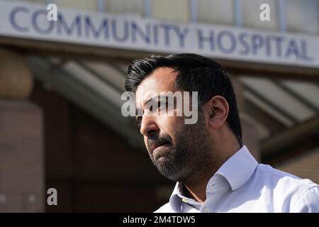 Foto del file datata 12/05/22 del Segretario della Salute Humza Yousaf, che si riunirà venerdì con i leader sindacali per evitare scioperi del servizio sanitario che fermeranno alcune parti dell'NHS. Foto Stock