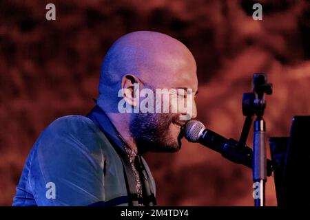 Castellana Grotte, Italia. 21st Dec 2022. Giuliano Sangiorgi canta le ''Stelle'' all'interno della Caverna della tomba delle Grotte di Castellana, accompagnato dal sax di Raffaele Casarano, per ''Natale nelle Grotte'', il 21 dicembre 2022. (Foto di Mimmo Lamacchia/NurPhoto) Credit: NurPhoto/Alamy Live News Foto Stock