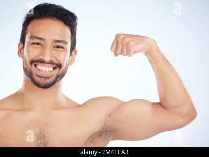 Ritratto, fitness o uomo in studio per flettere muscoli o forti braccia formazione bicipiti in allenamento o esercizio. Faccia, sorriso felice o bodybuilder sano con Foto Stock