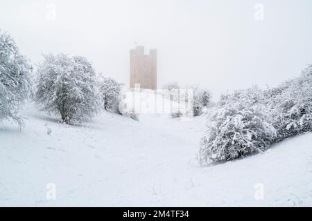 Broadway Tower nella prima mattina inverno neve e nebbia lungo la cotswold Way. Broadway, Cotswolds, Worcestershire, Inghilterra Foto Stock