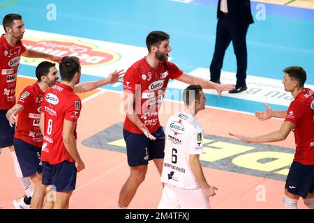 PalaMazzola, Taranto, Italia, 11 dicembre 2022, L'esultazione di prisma Taranto. Durante Gioiella Prisma Taranto vs Allianz Milano - Pallavolo Serie a Campionato Italiano Superleague uomo Foto Stock