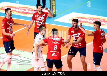 PalaMazzola, Taranto, Italia, 11 dicembre 2022, L'esultazione di prisma Taranto. Durante Gioiella Prisma Taranto vs Allianz Milano - Pallavolo Serie a Campionato Italiano Superleague uomo Foto Stock