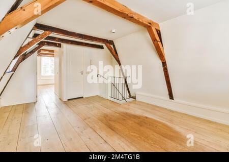 una stanza vuota con pavimento in legno e travi a vista sul soffitto in questo è una delle cose migliori da fare quando si è Foto Stock