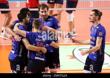 PalaMazzola, Taranto, Italia, 11 dicembre 2022, Allianz Milano esultazione. Durante Gioiella Prisma Taranto vs Allianz Milano - Pallavolo Serie a Campionato Italiano Superleague uomo Foto Stock