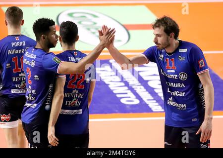 PalaMazzola, Taranto, Italia, 11 dicembre 2022, Allianz Milano esultazione. Durante Gioiella Prisma Taranto vs Allianz Milano - Pallavolo Serie a Campionato Italiano Superleague uomo Foto Stock