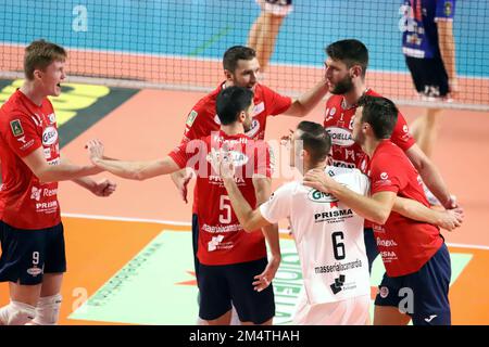 PalaMazzola, Taranto, Italia, 11 dicembre 2022, L'esultazione di prisma Taranto. Durante Gioiella Prisma Taranto vs Allianz Milano - Pallavolo Serie a Campionato Italiano Superleague uomo Foto Stock