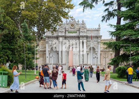 Istanbul, Turchia - 31 agosto 2022: Ingresso del Palazzo Dolmabahce, con i turisti che visitano il luogo Foto Stock