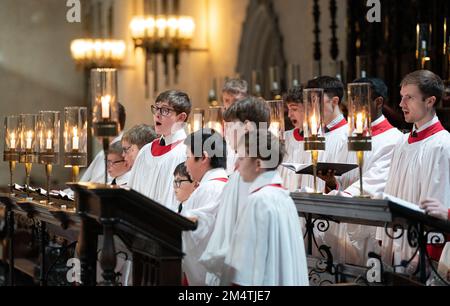 Coro del King's College di Cambridge, durante una prova finale presso la King's College Chapel in vista del Festival delle nove lezioni e dei caroli. Data immagine: Giovedì 22 dicembre 2022. Foto Stock