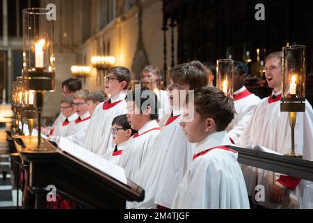 Coro del King's College di Cambridge, durante una prova finale presso la King's College Chapel in vista del Festival delle nove lezioni e dei caroli. Data immagine: Giovedì 22 dicembre 2022. Foto Stock