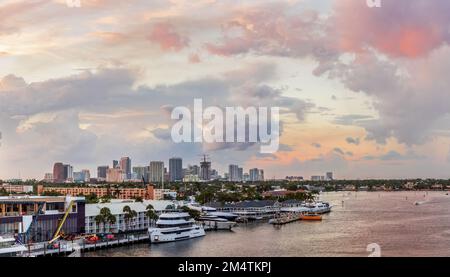 Fort Lauderdale, Florida, Stati Uniti d'America - 30 2022 novembre: Vista dello skyline del centro dal ponte della 17th al tramonto. Foto Stock