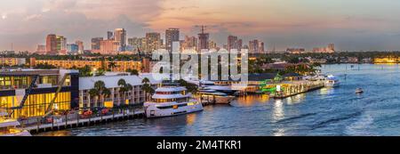 Fort Lauderdale, Florida, Stati Uniti d'America - 30 2022 novembre: Vista dello skyline del centro dal ponte della 17th al tramonto. Foto Stock