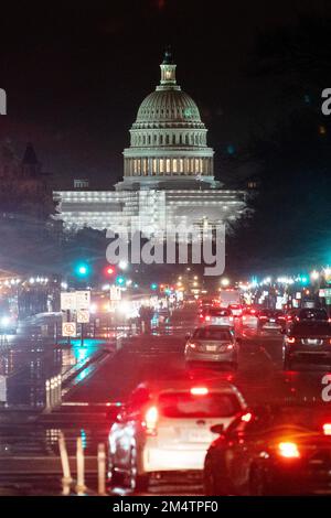 Washington, Stati Uniti. 23rd Dec, 2022. Questa foto scattata il 22 dicembre 2022 mostra gli Stati Uniti Palazzo del Campidoglio a Washington, DC, Stati Uniti. Diversi legislatori degli Stati Uniti hanno colpito fuori al 1,7 trilione di dollari omnibus pacchetto di spesa approvato dal Senato il Giovedi. Credit: Liu Jie/Xinhua/Alamy Live News Foto Stock