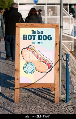 Affissione pubblicitaria hot dog a Belem, Lisbona, Portogallo Foto Stock