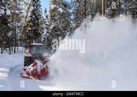 trattore in inverno che scorre la neve Foto Stock