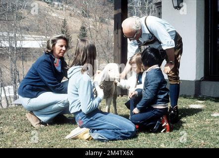 FOTO DI ARCHIVIO: Mildred SCHEEL avrebbe avuto 90 anni il 31 dicembre 2022, 11SN Scheel 2606PL.jpg Walter SCHEEL, Germania, politico, Presidente federale, con la moglie Mildred e i suoi figli di sinistra. Cornelia, Andrea e Martin Simon, accarezzando un agnello, in vacanza 1976 in Hintertal, privato, QF ? Foto Stock