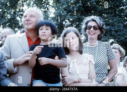 FOTO DI ARCHIVIO: Mildred SCHEEL avrebbe avuto 90 anni il 31 dicembre 2022, 08SN Scheel 2606PL.jpg Walter SCHEEL, Germania, politico, Presidente federale, con la moglie Mildred e i suoi figli di sinistra. Martin Simon, Cornelia, visitando lo Zoo di Berlino, QF ? Foto Stock