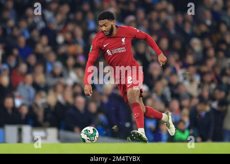 Joe Gomez #2 di Liverpool corre con la palla durante la partita del quarto round della Carabao Cup Manchester City vs Liverpool all'Etihad Stadium, Manchester, Regno Unito, 22nd dicembre 2022 (Photo by Conor Molloy/News Images) Foto Stock