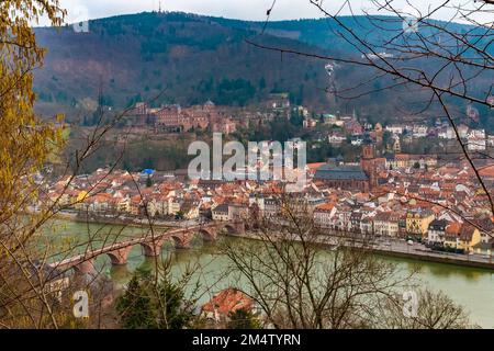 Bella vista su Heidelberger Schloss, una rovina del castello sulla collina di Königstuhl con il centro storico sotto, il ponte Karl-Theodor-Brücke sul Neckar... Foto Stock