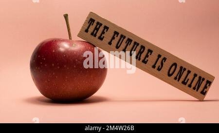 La parola il futuro è online. Log di fondo scritto su telaio di legno Foto Stock