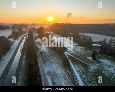 Recklinghausen, Castrop-Rauxel, Renania settentrionale-Vestfalia, Germania - paesaggio invernale EMSCHERLAND, qui presso la Torre Kawamata, torre di osservazione 'Walkway Foto Stock