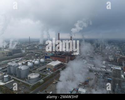 Parco chimico dell'industria pesante. Dormagen produzione e produzione di diversi prodotti chimici. Agenti di protezione delle colture, polimeri, plastiche e. Foto Stock