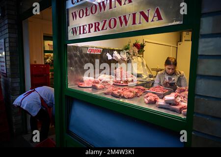 Il 22 dicembre 2022, presso il mercato Hala Mirowska di Varsavia, in Polonia, è presente una piccola macelleria con diversi tipi di carne. Sebbene i prezzi siano aumentati in tutta Europa, la Polonia è stata affollata da uno dei tassi di inflazione più alti del continente. In novembre l'inflazione ha raggiunto il 17,5% secondo l'ufficio statale polacco statistiche ha detto la scorsa settimana. La pressione sui consumatori polacchi è eccezionalmente elevata rispetto al resto dell'UE, dove l'inflazione è stata in media del 11,1% nello stesso periodo. (Foto di Jaap Arriens/Sipa USA) Foto Stock
