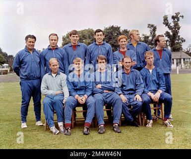 Foto del file datata 26-07-1966 della squadra inglese a giocare il Portogallo nella semifinale della Coppa del mondo: (Fila posteriore, l-r) allenatore Harold Shepherdson, George Cohen, Martin Peters, Gordon Banks, Alan Ball, Bobby Moore, Nobby Stiles; (prima fila, l-r) Bobby Charlton, Roger Hunt, Geoff Hurst, Ray Wilson, Jack Charlton. L'ex difensore dell'Inghilterra e di Fulham George Cohen è morto all'età di 83 anni. Data di emissione: Venerdì 23 dicembre 2022. Foto Stock