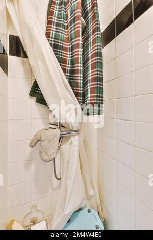 La tendina di pizzo in bagno bianco con tendina sotto lavandino e  asciugamani su pegrail Foto stock - Alamy