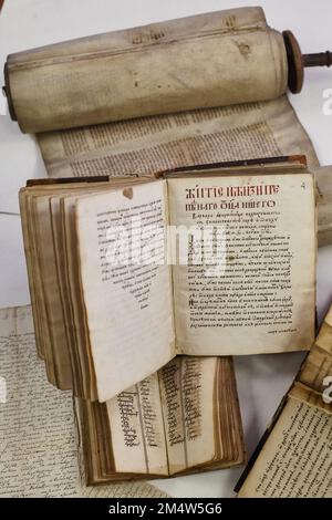 LVIV, UCRAINA - 2 aprile 2020: Vita ferma con libri antichi. Antichi libri religiosi slavi con testi antichi. Foto Stock