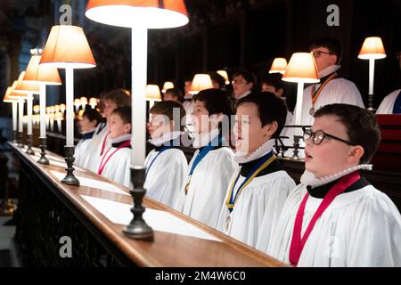 I cantori di San Paolo si preparano per il loro periodo più affollato dell'anno mentre si esibiscono nel Quire della Cattedrale di St Paul a Londra, per il loro programma di Avvento e di Natale, durante il quale si esibiranno per tutto il mese di dicembre. Data immagine: Venerdì 23 dicembre 2022. Foto Stock