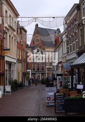 Zutphen, Paesi Bassi - Dicembre 21 2022 Vista di una strada chiamata ' Sprongstraat' nel centro di Zutphen, una città anseatica nei Paesi Bassi. È quasi Foto Stock