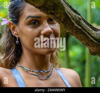 Ritratto di una giovane donna caucasica in un tour escursionistico in una foresta sull'isola o'ahu, Hawaii Foto Stock