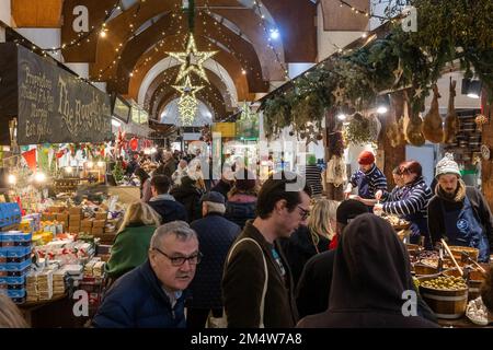 Cork, Irlanda. 23rd Dec, 2022. Il centro di Cork è pieno di gente oggi, che sta facendo il loro ultimo minuto shopping di Natale. Il mercato inglese era molto affollato. Credit: AG News/Alamy Live News Foto Stock