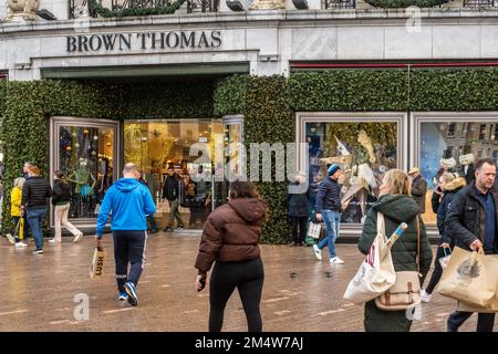 Cork, Irlanda. 23rd Dec, 2022. Il centro di Cork è pieno di gente oggi, che sta facendo il loro ultimo minuto shopping di Natale. Le strade del centro città erano piene di gente che ha ricevuto le loro ultime notizie. Credit: AG News/Alamy Live News Foto Stock