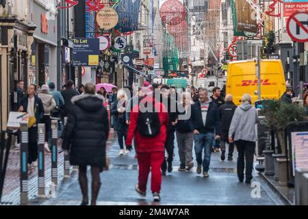 Cork, Irlanda. 23rd Dec, 2022. Il centro di Cork è pieno di gente oggi, che sta facendo il loro ultimo minuto shopping di Natale. Le strade del centro città erano piene di gente che ha ricevuto le loro ultime notizie. Credit: AG News/Alamy Live News Foto Stock