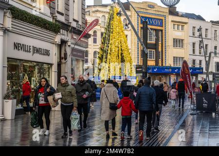 Cork, Irlanda. 23rd Dec, 2022. Il centro di Cork è pieno di gente oggi, che sta facendo il loro ultimo minuto shopping di Natale. Le strade del centro città erano piene di gente che ha ricevuto le loro ultime notizie. Credit: AG News/Alamy Live News Foto Stock