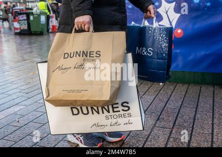 Cork, Irlanda. 23rd Dec, 2022. Il centro di Cork è pieno di gente oggi, che sta facendo il loro ultimo minuto shopping di Natale. Le strade del centro città erano piene di gente che ha ricevuto le loro ultime notizie. Credit: AG News/Alamy Live News Foto Stock