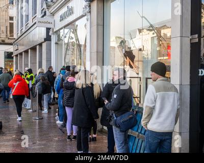 Cork, Irlanda. 23rd Dec, 2022. Il centro di Cork è pieno di gente oggi, che sta facendo il loro ultimo minuto shopping di Natale. Le strade del centro città erano piene di gente che ha ricevuto le loro ultime notizie. Una coda enorme fuori Pandora. Credit: AG News/Alamy Live News Foto Stock