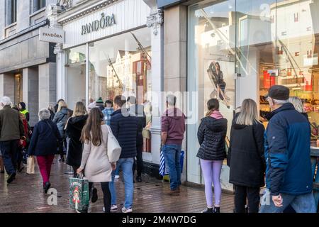 Cork, Irlanda. 23rd Dec, 2022. Il centro di Cork è pieno di gente oggi, che sta facendo il loro ultimo minuto shopping di Natale. Le strade del centro città erano piene di gente che ha ricevuto le loro ultime notizie. Una coda enorme fuori Pandora. Credit: AG News/Alamy Live News Foto Stock