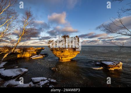 All'inizio dell'inverno viene mostrata la Turnip Rock sulla punta del pollice del Michigan vicino a Port Austin. I pancake ghiacciati galleggiano sulla superficie del lago Huron all'arrivo dell'inverno Foto Stock
