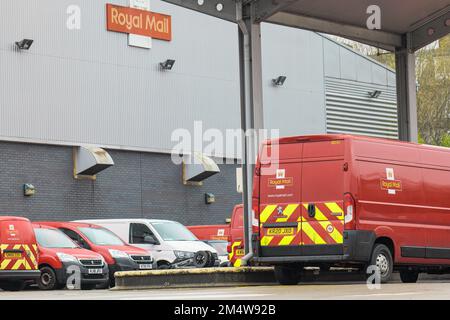 Bradford, Regno Unito. 23rd dicembre 2022. Un piccolo gruppo di spiccati postini e operatori postali si trova sulla linea del picket fuori dal North Bradford Royal Mail Delivery Centre. Le consegne continuano ad essere effettuate nonostante l'azione industriale dell'Unione dei lavoratori della comunicazione, ma un gran numero di furgoni di consegna rimangono inutilizzati presso il deposito del centro postale. Credit: Bradley Taylor / Alamy News Foto Stock