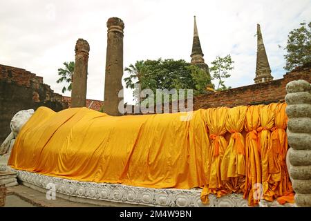 Imponente immagine storica di Buddha sdraiato nelle rovine del tempio di Wat Yai Chai Mongkhon, Ayutthaya Historical Park, Thailandia Foto Stock