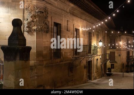 Camminando di notte sulle vecchie stradine medievali del villaggio di Elciego illuminato dalle luci di Natale, Rioja Alavesa, Spagna Foto Stock