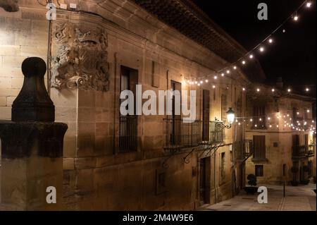 Camminando di notte sulle vecchie stradine medievali del villaggio di Elciego illuminato dalle luci di Natale, Rioja Alavesa, Spagna Foto Stock