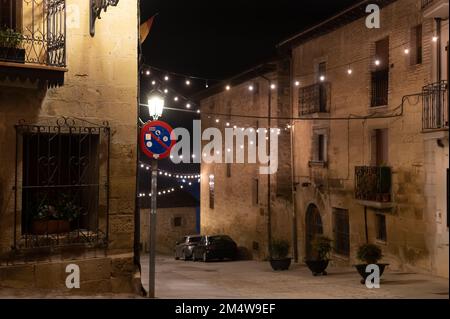 Camminando di notte sulle vecchie stradine medievali del villaggio di Elciego illuminato dalle luci di Natale, Rioja Alavesa, Spagna Foto Stock