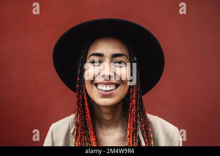 Felice giovane donna africana che si diverte in città Foto Stock